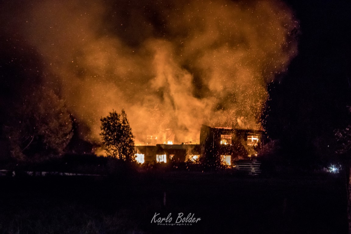 Grote brand in leegstaand gebouw aan de IJsseldijk in Westervoort. De brand is vermoedelijk aangestoken. westervoortplaza.nl/grote-brand-in…