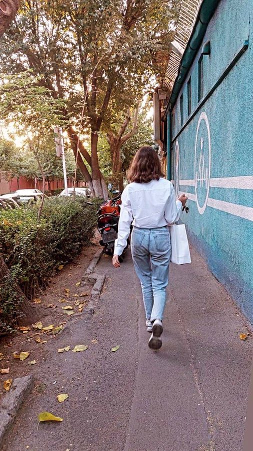 FaridVahiid's tweet image. N’en doutons pas. Il y aura un avant et un après. Les Iraniennes ont brisé des tabous. En enlevant et en brûlant leur voile, elles disent NON à un système politique et religieux qui veut contrôler leur corps et leur vie. Une étape fondamentale d’un long processus vers la liberté.