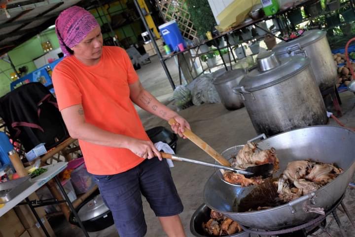 abby_pabro's tweet photo. Art Relief Mobile Kitchen is continuously cooking hot meals in the Province of Nueva Ecija for affected individuals of #TyphoonKarding. Visit our Facebook Page to get to know how you can support this mission.
photo credits: ARMK page, Synth, Precious https://t.co/QZBpUACTRy