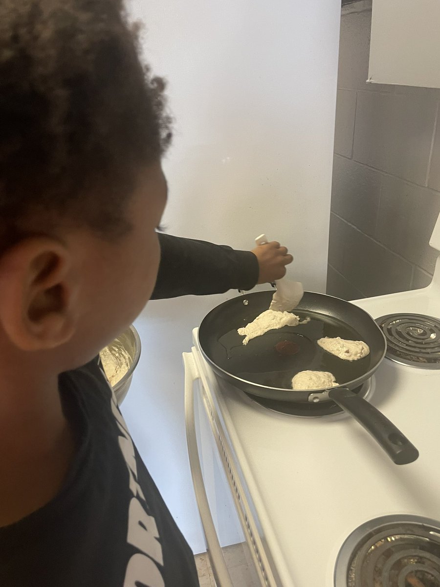 ching_brent's tweet photo. Room 205 made an indigenous staple, bannock (fry bread), during our day of truth and reconciliation. The students had a tasty time learning about the culture😋 #tdsb #tcps #orangeshirtday #TruthAndReconciliation #bannock https://t.co/A5iT7pRcg6
