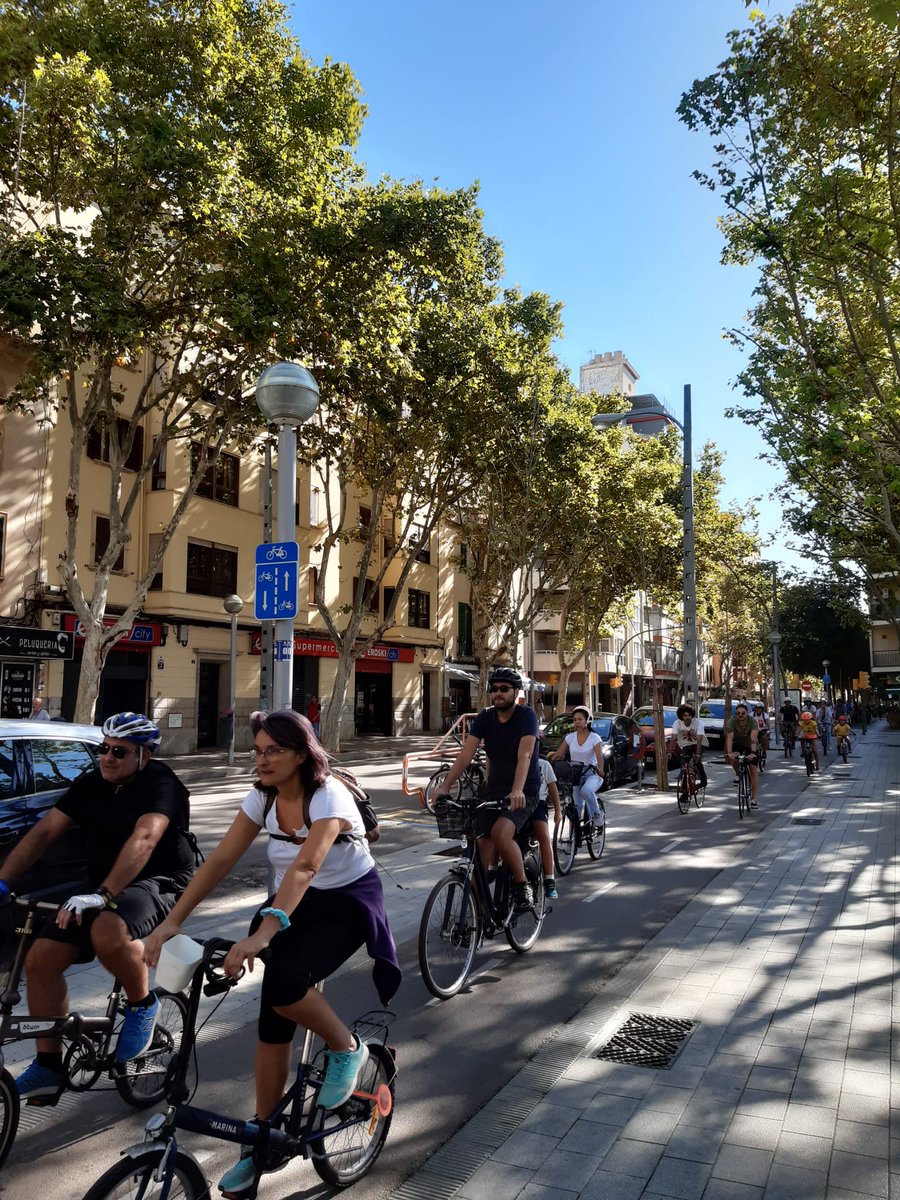 mabarcelocortes's tweet photo. 🚲 Èxit del #RodaBarris que ha recorregut els 5️⃣ Districtes de Ciutat.
➡️ Ocasió fantàstica per donar visibilitat a la bici, una altra forma de mobilitat possible
😃 Gràcies pel suport a @AV_Santa_Pagesa i AvCasCapiscol al punt de control de "Ses Quatre Campanes" @DistricteNord https://t.co/BPnw4Vx7kb