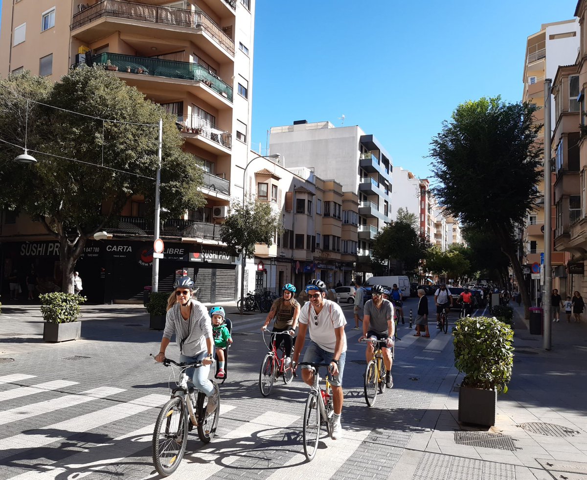 mabarcelocortes's tweet photo. 🚲 Èxit del #RodaBarris que ha recorregut els 5️⃣ Districtes de Ciutat.
➡️ Ocasió fantàstica per donar visibilitat a la bici, una altra forma de mobilitat possible
😃 Gràcies pel suport a @AV_Santa_Pagesa i AvCasCapiscol al punt de control de "Ses Quatre Campanes" @DistricteNord https://t.co/BPnw4Vx7kb