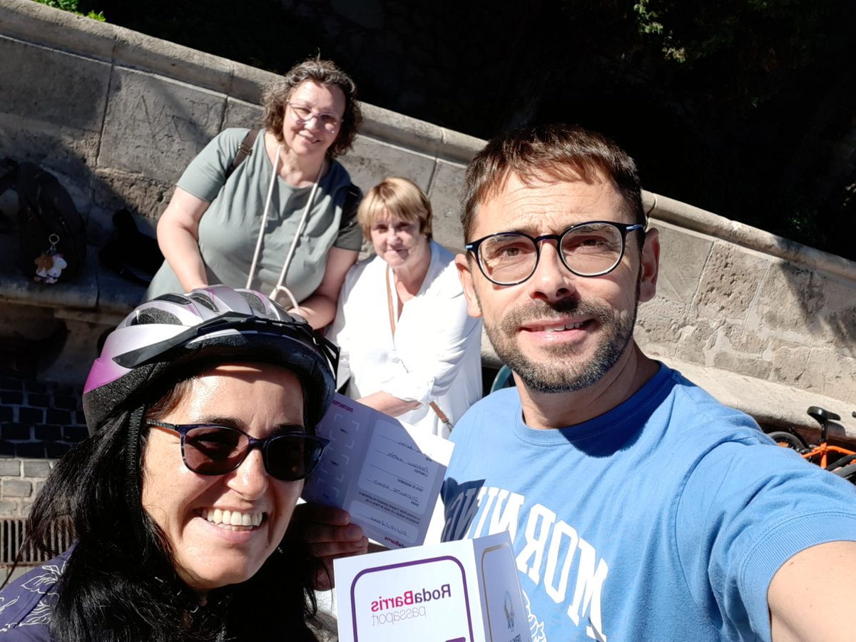 mabarcelocortes's tweet photo. 🚲 Èxit del #RodaBarris que ha recorregut els 5️⃣ Districtes de Ciutat.
➡️ Ocasió fantàstica per donar visibilitat a la bici, una altra forma de mobilitat possible
😃 Gràcies pel suport a @AV_Santa_Pagesa i AvCasCapiscol al punt de control de "Ses Quatre Campanes" @DistricteNord https://t.co/BPnw4Vx7kb