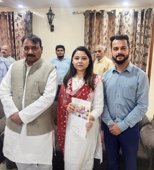 JuhiKri1993's tweet photo. Such an honour to meet Shri Bhanu Pratap Singh Verma Ji, Minister of State for Ministry of Micro, Small and Medium Enterprises,Government of India & invited him for our 15th Integrated Achievers' Conclave & Awards on Transforming India 2022.
.
#IntegratedAchievers https://t.co/qbfQZ9E07u