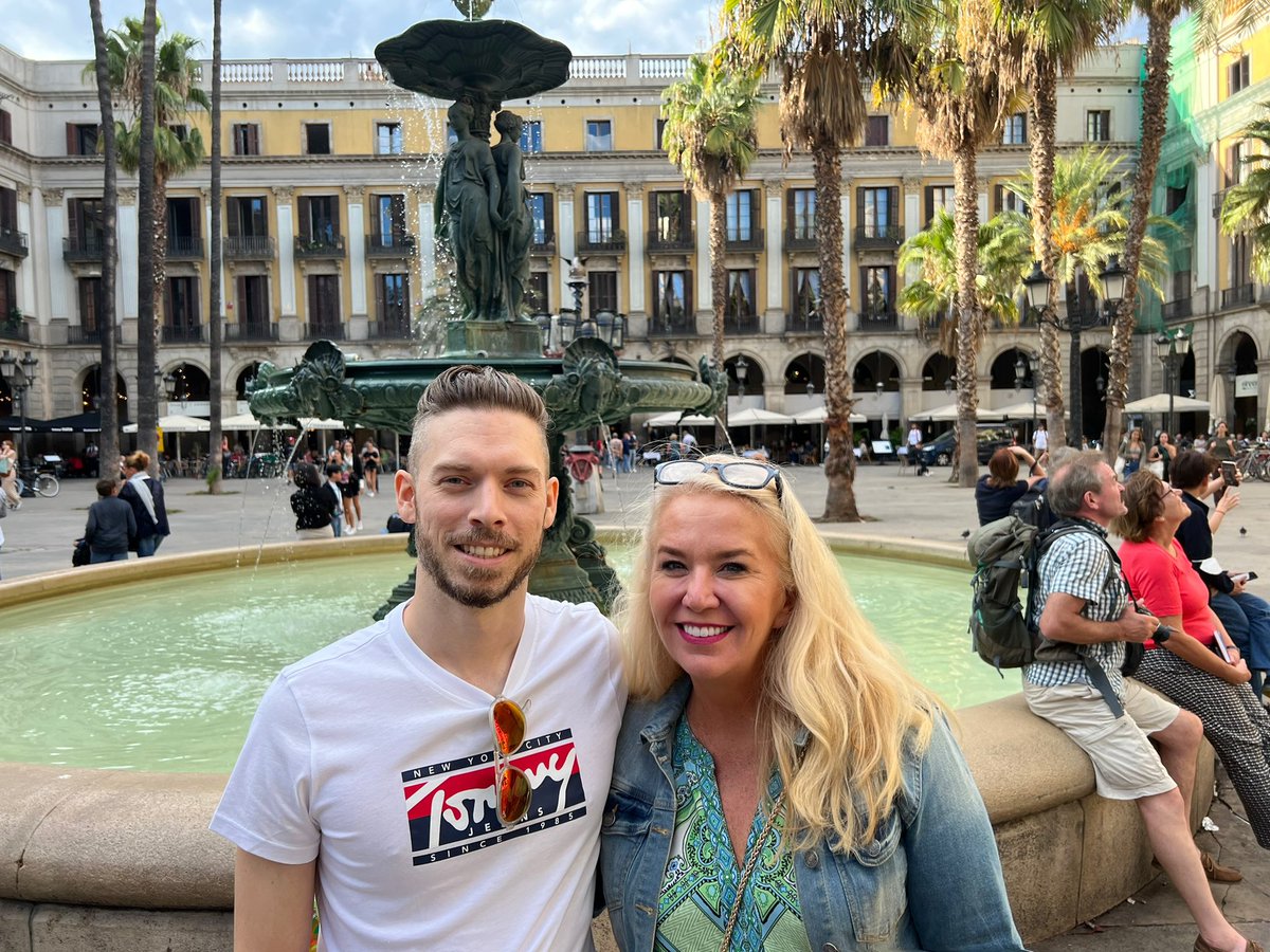 I love the #XRPCommunity. 💕 We have stuck together through highs and lows! 😉Yesterday got to meet <a href="/_JonnyLawrence/">Jonny Lawrence 🎨</a> in Barcelona! #XRP bringing people together across the world!