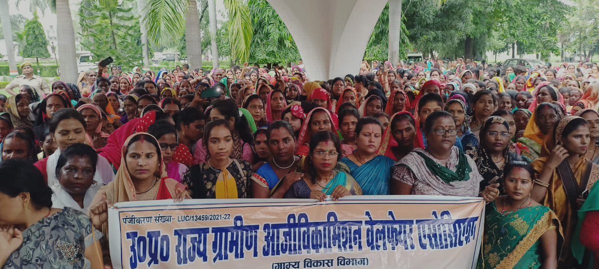 ajaysdr1997's tweet photo. राष्ट्रीय ग्रामीण आजीविका मिशन की दीदियों द्वारा आज जनपद सिद्धार्थनगर के जिलाधिकारी महोदय को ज्ञापन दिया गया।
@dmsid1 
@Cdosid1 
@PMOIndia 
@CMYogiAdityaNat 
@CMOfficeUP 
@Aamitabh2 
@bstvlive 
@Prerna_UPSRLM 
@DAY_NRLM 
@UPGovt https://t.co/GodEhILtxk