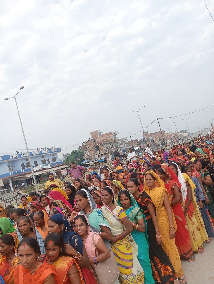 ajaysdr1997's tweet photo. राष्ट्रीय ग्रामीण आजीविका मिशन की दीदियों द्वारा आज जनपद सिद्धार्थनगर के जिलाधिकारी महोदय को ज्ञापन दिया गया।
@dmsid1 
@Cdosid1 
@PMOIndia 
@CMYogiAdityaNat 
@CMOfficeUP 
@Aamitabh2 
@bstvlive 
@Prerna_UPSRLM 
@DAY_NRLM 
@UPGovt https://t.co/GodEhILtxk