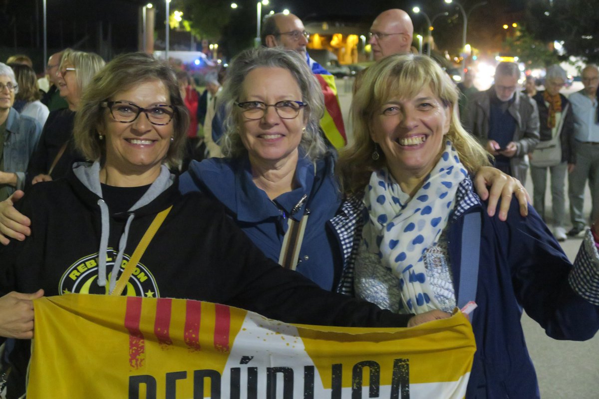 BibiLarrosa's tweet photo. Ahir a Mur de la Llibertat, a Sabadell.
Hi vam celebrar el Primer d'Oct https://t.co/5Hgyre4OKZ