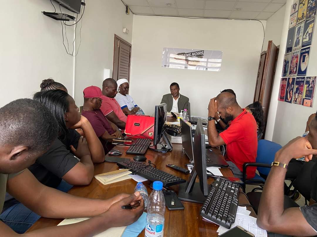 ecrans_noirs's tweet photo. Dernière réunion préparatoire, avant la cérémonie d'ouverture de ce soir, présidée par le directeur délégué, M. Lazare Etoundi.
Rendez-vous dans quelques heures🤩😒
#ecransnoirs #26ans #RFI #canalplus #royalairmaroc #TV5Monde #OrangeCameroon #cnps #SABC #CastelBeer #libaro https://t.co/6w4ODTSTlM