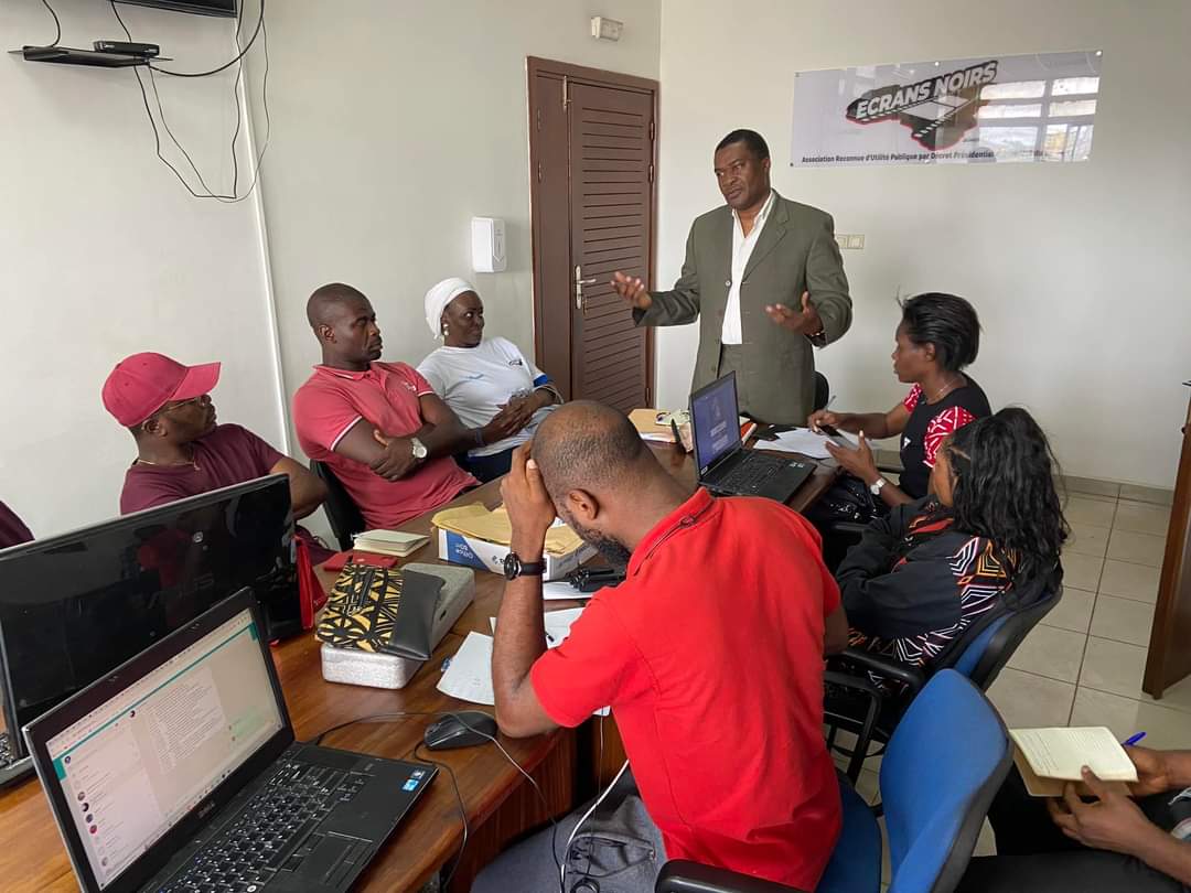 ecrans_noirs's tweet photo. Dernière réunion préparatoire, avant la cérémonie d'ouverture de ce soir, présidée par le directeur délégué, M. Lazare Etoundi.
Rendez-vous dans quelques heures🤩😒
#ecransnoirs #26ans #RFI #canalplus #royalairmaroc #TV5Monde #OrangeCameroon #cnps #SABC #CastelBeer #libaro https://t.co/6w4ODTSTlM