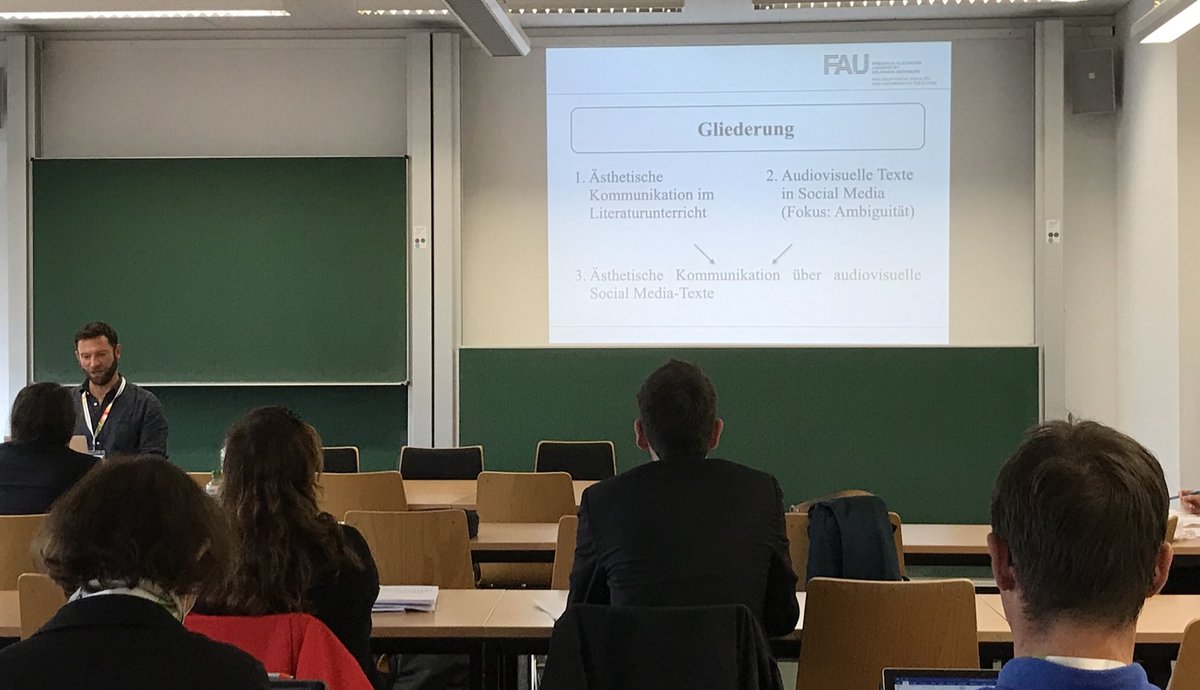NetzLW's tweet photo. Zum Abschluss des Panels sprach @ChrisAlbrecht01 über „Ästhetische Kommunikation über audio-visuelle #SocialMedia-Texte“. Sein Vortrag entwickelte eine fruchtbare Unterscheidung von „genuin filmischer Dimension“ & „genuin digitaler Dimension“. (5/5)
#Germanistiktag2022 #NetzLW https://t.co/4Q4mGfSEWh