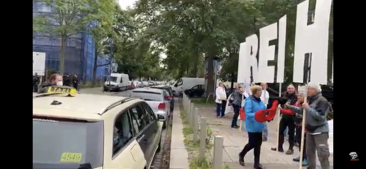 Andy_LcL's tweet photo. #Dresten #Studentenstehenauf so sehen also die sogenannten Studenten aus ja? Mensch die müssen ja schon lang studieren. 🥴 https://t.co/1mPoBnPVAH