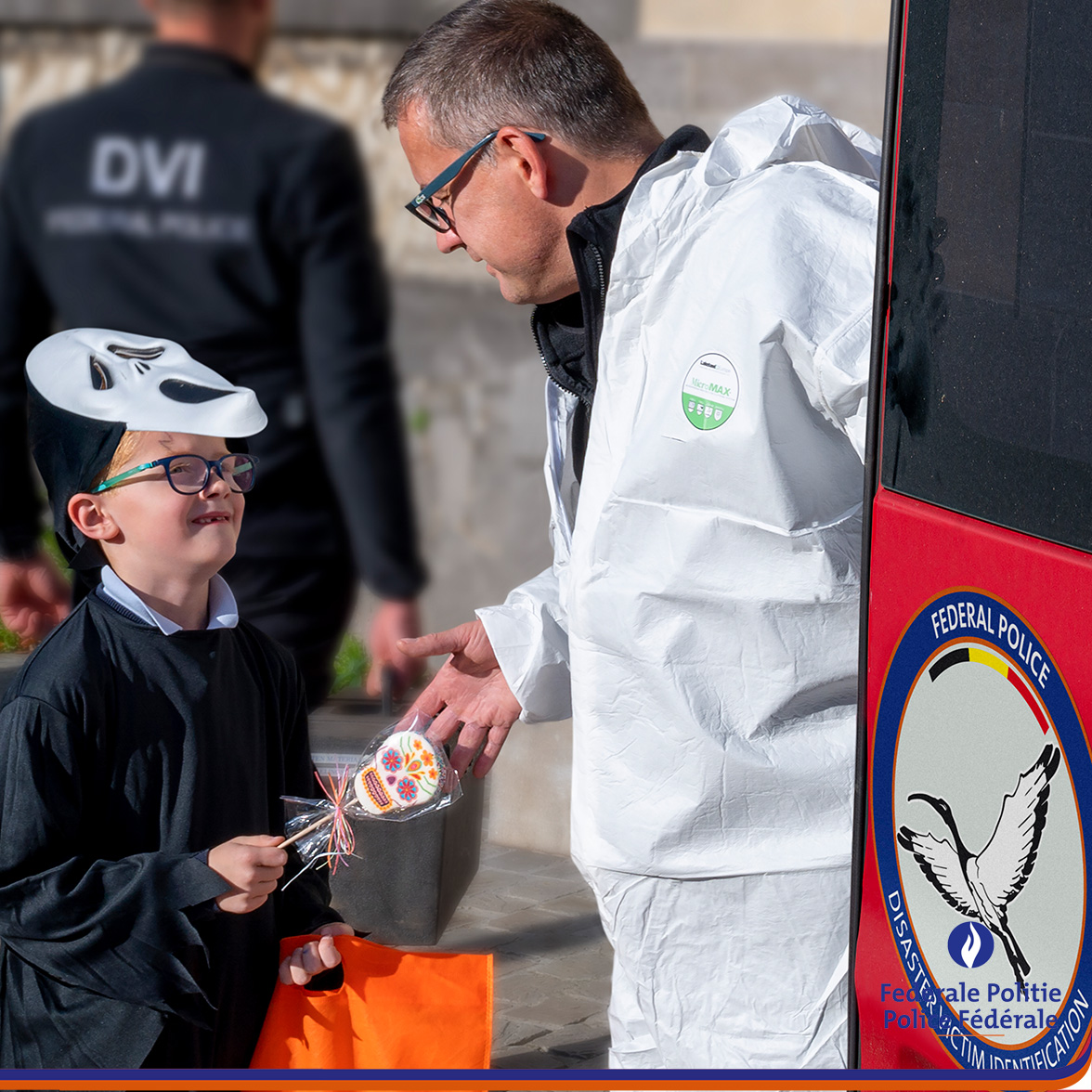 federalepolitie's tweet image. Kleine knipoog naar onze dienst Slachtofferidentificatie in aanloop naar Halloween. Alle respect voor deze collega’s die een van de moeilijkste taken hebben die er zijn! #wederzijdsrespect @besafebel politie.be/.../over-de-do…