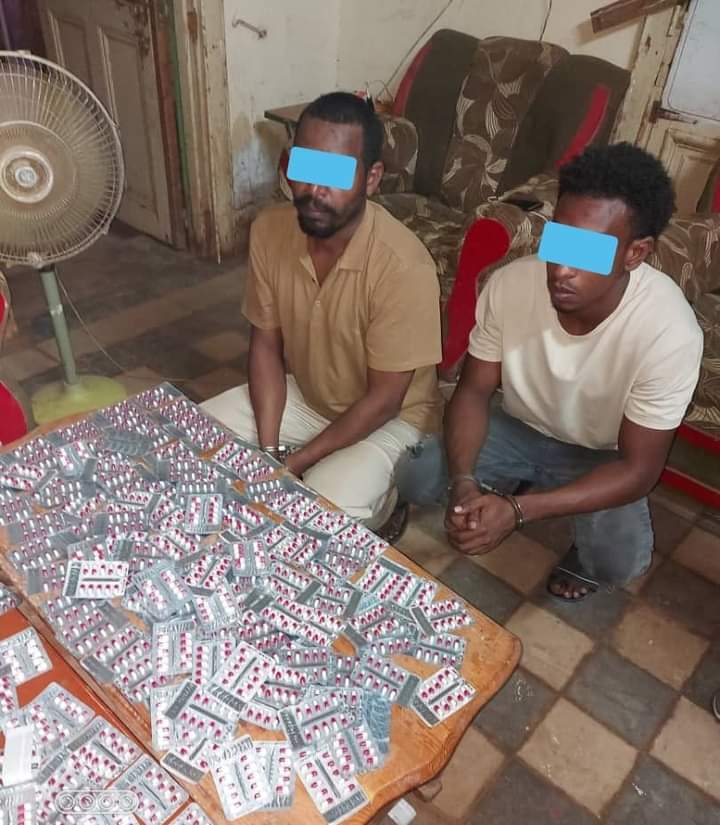 hashsudan's tweet image. مكتب أم درمان العمليات الفيدرالية يضبط شبكة إجرامية متخصصة في ترويج وتوزيع مخدر الآيس يديرها طبيبان مزيفان