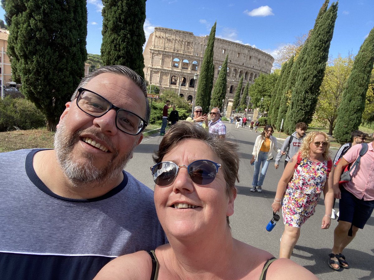 r4ch_arm's tweet photo. Morning adventure to the colosseum with @dewimarshhughes @D34NO_23 @zoemarshhughes https://t.co/8CwUDKGIc7