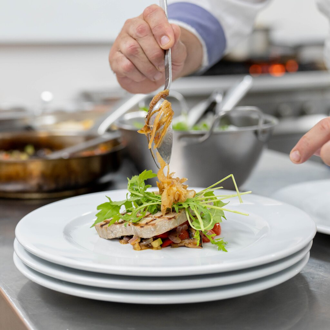 ¿Cuándo es tu momento favorito para venir a disfrutar de un explosión de sabores?😋  

¡Nosotros te esperamos hoy en el Restaurante Alameda!​🤤​🍴​

☎️​ ＋34 952 82 45 70⁣⁣⁣
📧​ info@hotelsancristobal.com⁣⁣⁣
📍 Av. Ramón y Cajal 3, 29601, Marbella.