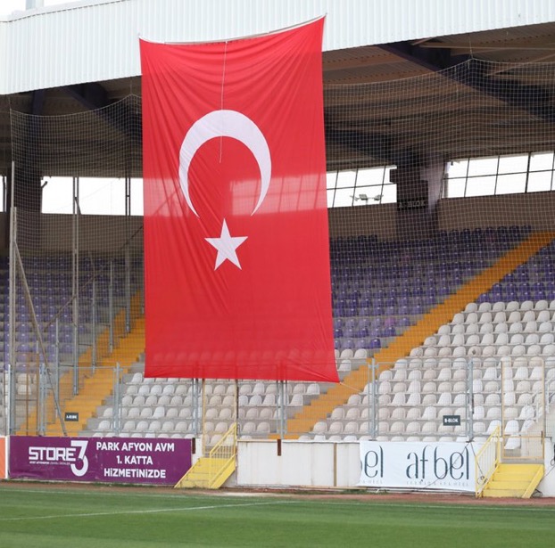Afyonspor taraftar grubu Afyok, bu hafta oynanacak Amedspor maçına özel, deplasman tribünü önüne dev Türk Bayrağı astı.