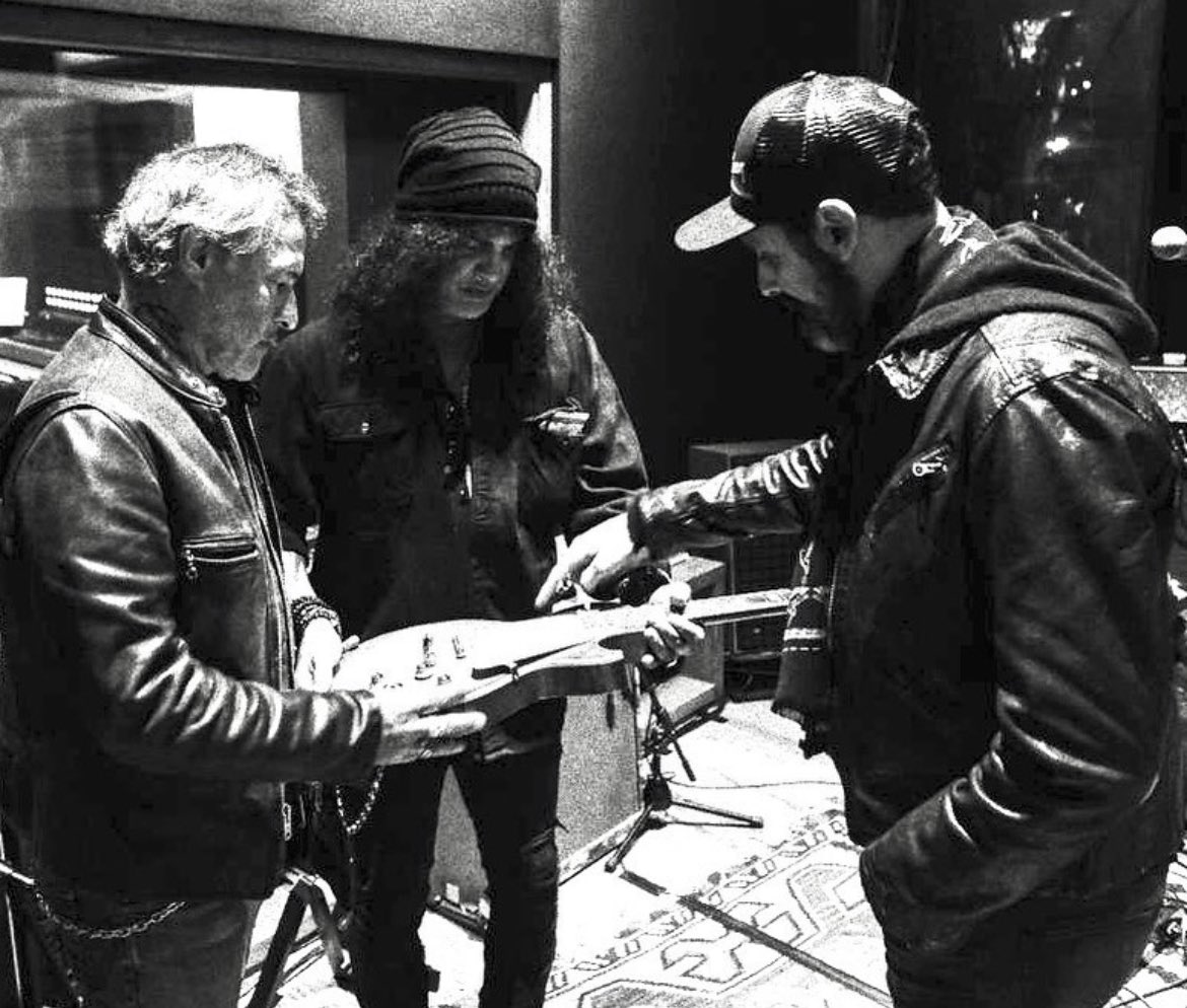 SlashAndMeegan's tweet photo. #slash admiring this beautiful Les Paul in Buenos Aires 
Pic C Rodriguez https://t.co/9VD5f9H5w4