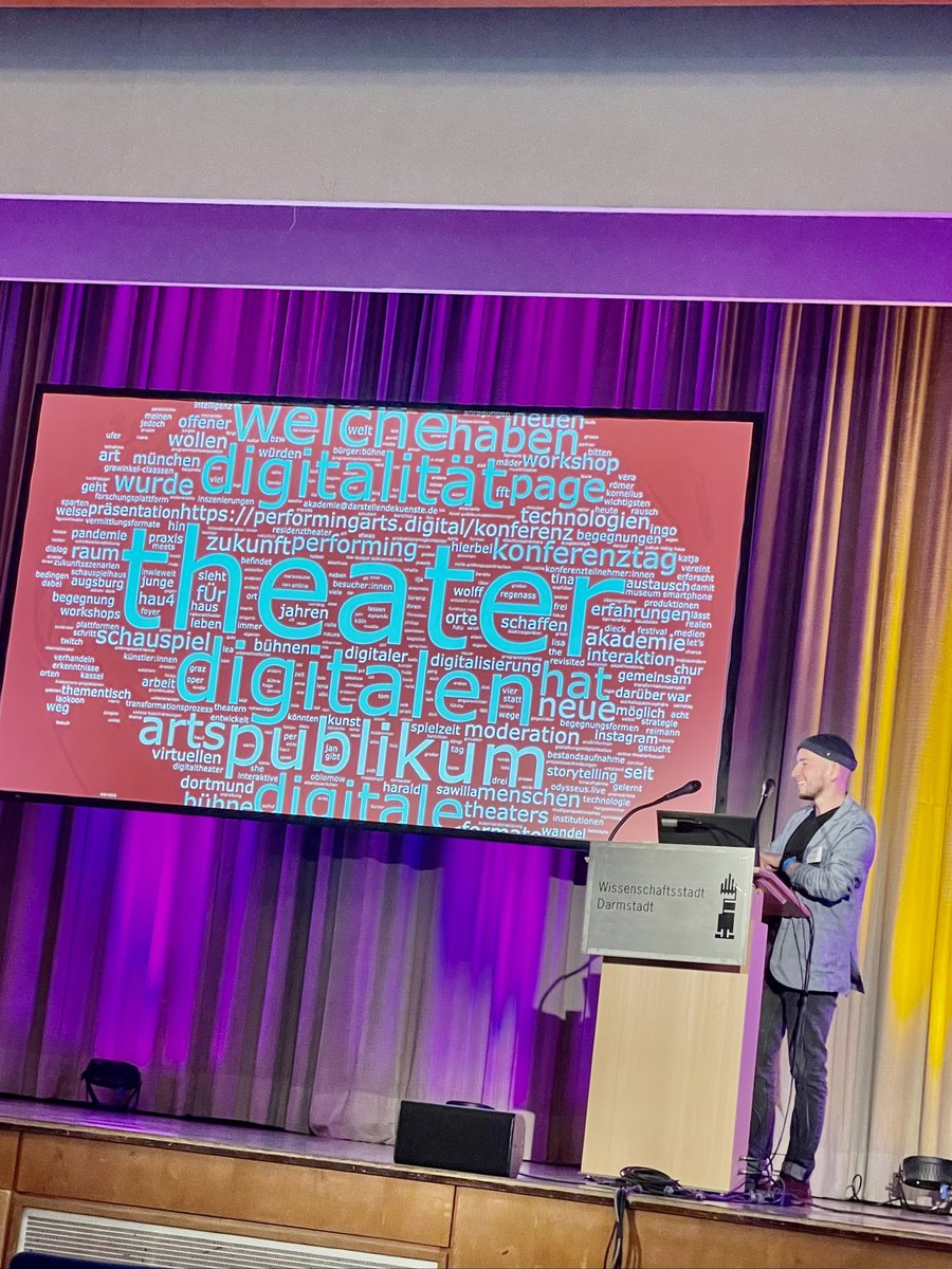 kpaede's tweet photo. @iljamirsky haut die Digitaltheater-Wolke raus #PADfestival #PAD02 https://t.co/szuvAs91ne