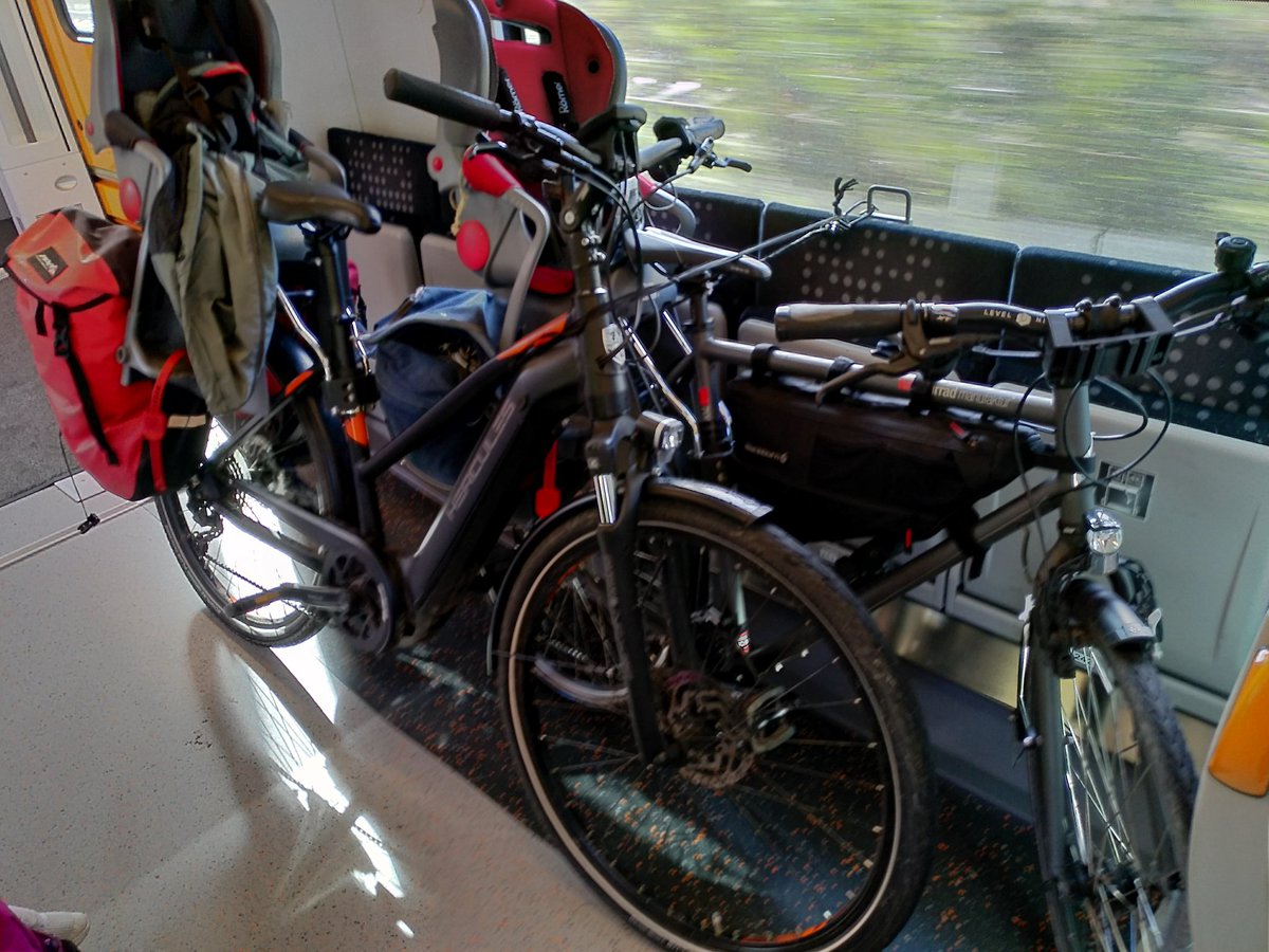 manuelpeter's tweet photo. Critical Mass haben wir leider gestern nicht geschafft, denn heute geht es in den Urlaub. Vier Leute, zwei Fahrräder, eine Woche. #mdRidU #CriticalMassBN https://t.co/SAAZNGhpyK