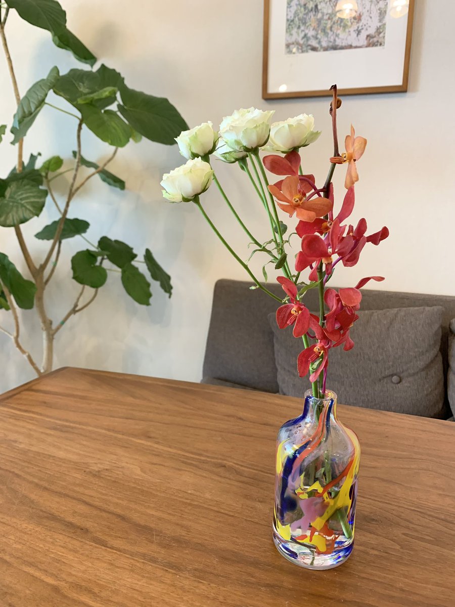 Makoto_Pin2's tweet photo. 「突然もらって嬉しいギフトはお花」
思い立っ���時に妻にプレゼント。
お花は自分で選ぶようにしてるんですが、お花はギフトする側も嬉しくなる。

本日はダリアと赤いアスター
#HibiyaKadan 

前回はルビーとブランティーク
#青山フラワーマーケット https://t.co/KMyZNbCYJu
