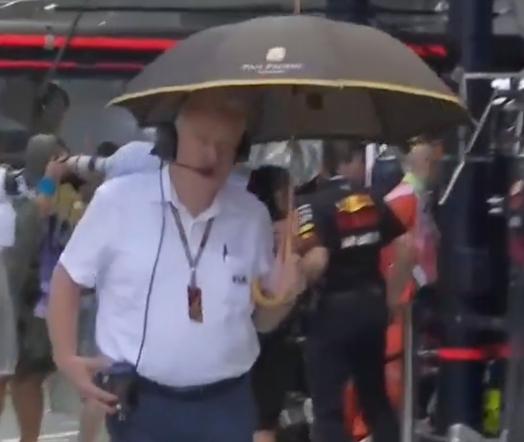 petrofan's tweet photo. FP3:
Дали отсчёт времени... 
Но по новым правилам FIA - нельзя пользоваться зонтом никому в паддоке, если время запущено...
Штраф: 5000 EUR

И, Джо Бауэр вот, интересно, оштрафует самого себя? https://t.co/K9NKNc90x6