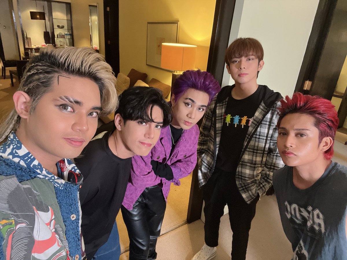 CEBU A'TIN, Where You At?! 🤘🏻

Smash that heart button kung nasa Waterfront na rin kayo. WYAT Merch check na rin while you wait! Kita-kits mamaya! 🕺

#WYAT #WYATTour 
#WhereYouAtSB19 
#WYATTourCebu