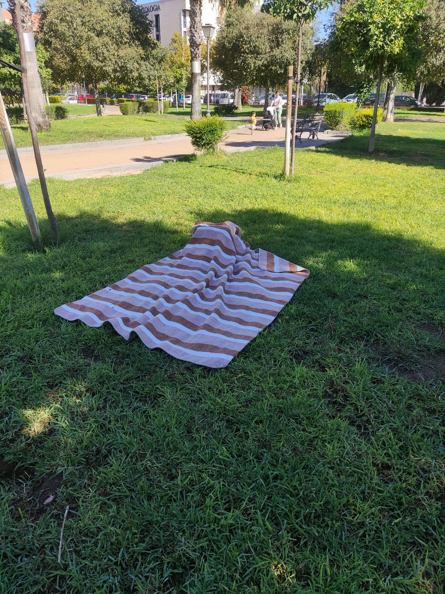 anakelasr's tweet photo. @Ayto_Sevilla @LipasamSevilla @antoniomunozsev @SevillaCivica @SevillaSucia esto (y más) ocurre todos los días en el parque de Los Perdigones. Todos los días aparecen asentamientos y basura que no se recogen. Y se asean en la fuente de uso público. #SevillaSucia https://t.co/NozAjtSAQc