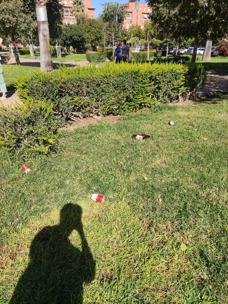 anakelasr's tweet photo. @Ayto_Sevilla @LipasamSevilla @antoniomunozsev @SevillaCivica @SevillaSucia esto (y más) ocurre todos los días en el parque de Los Perdigones. Todos los días aparecen asentamientos y basura que no se recogen. Y se asean en la fuente de uso público. #SevillaSucia https://t.co/NozAjtSAQc