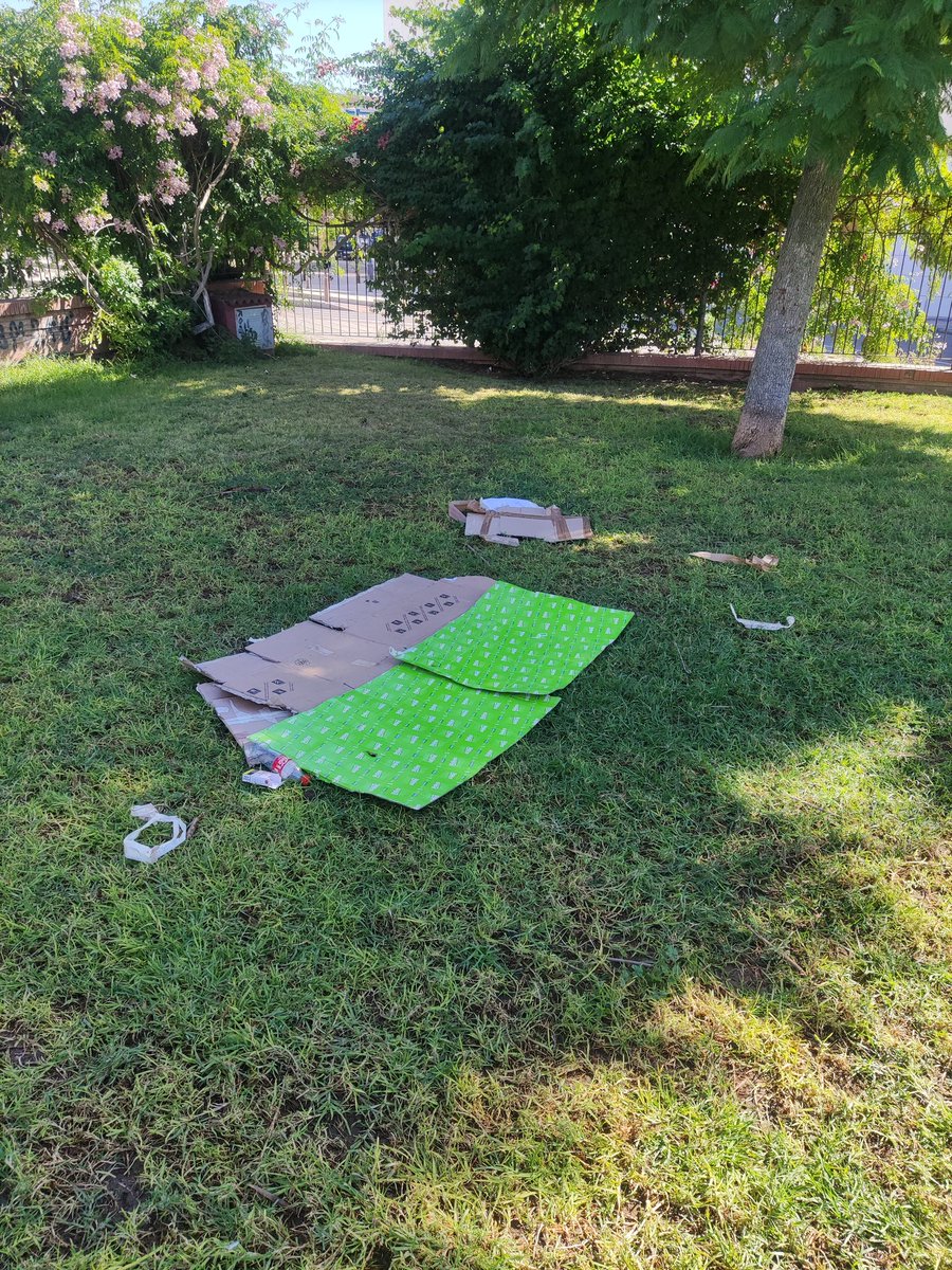 anakelasr's tweet photo. @Ayto_Sevilla @LipasamSevilla @antoniomunozsev @SevillaCivica @SevillaSucia esto (y más) ocurre todos los días en el parque de Los Perdigones. Todos los días aparecen asentamientos y basura que no se recogen. Y se asean en la fuente de uso público. #SevillaSucia https://t.co/NozAjtSAQc