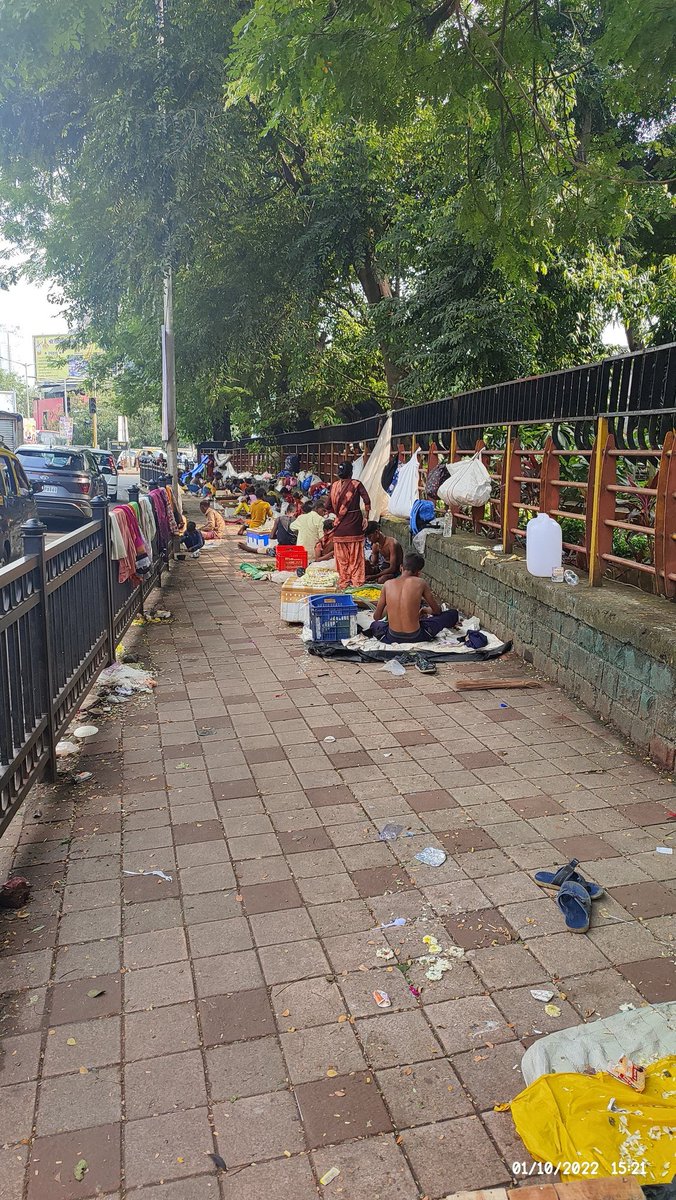 shetake_sandesh's tweet photo. @mybmc @PublicDadar @mybmcWardGN @MumbaiPolice
Location - Plaza signal (dadar)
Please see these photos. How common public can use the footpath if this is occupied by these hawkers. Please take necessary action.
#dadar #cleanfootpath https://t.co/nH0y0fm2bV