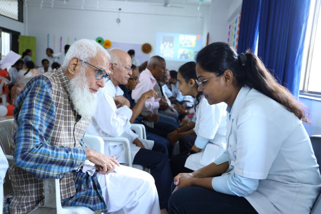 NSS_MGMIOP's tweet photo. Today we celebrated  #InternationalDayOfOlderPersons @NSS_MGMIO idea was to Enhance the  Communication between the Generation. 
The Interaction between Grandparents &amp; Grandchildren @_NSSIndia @MaharashtraNSS @_NSSAwards @YASMinistry @NSSPO_STahakik https://t.co/27QakCCNrM