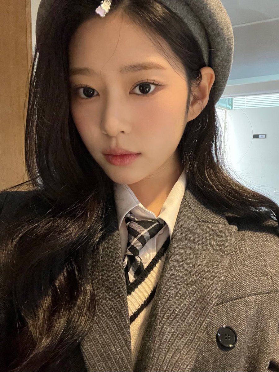 [221001] 🦊🫧 6:53 PM

: ㅋㅋㅋㅋㅋㅋㅋ i look like i’m going to study?!
[📸]
: fighting on your studies☺️🫶