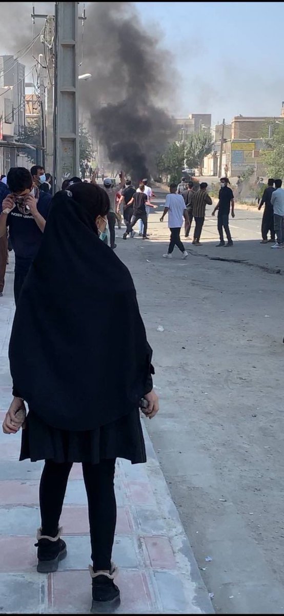 FaridVahiid's tweet photo. Des pierres dans les mains, elles ne lâcheront pas, la lutte pour la liberté continue. #Iran #MahsaAmini https://t.co/GNWnn1k8tg