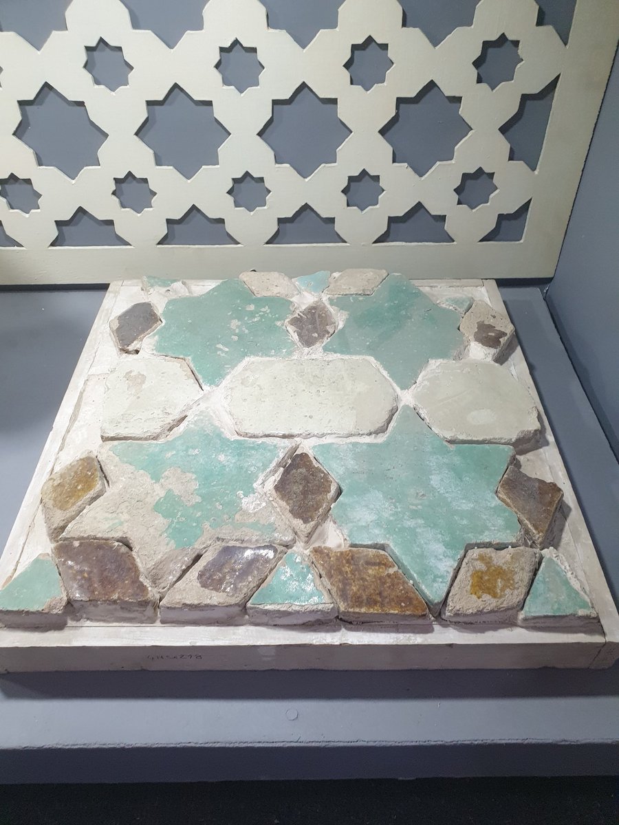raoufbeingmoor's tweet photo. #Zelij datant du 11ème siècle au musée publique de #Cirta à #Constantine, elle décorait la façade du grand minaret de mansoura #KalaaBeniHammade à #Msila 🇩🇿 pendant l'époque des #Ziride.
Kalaa beni Hammade est classé patrimoine universel par l'#UNESCO depuis 1980. https://t.co/F9rSZYeQax