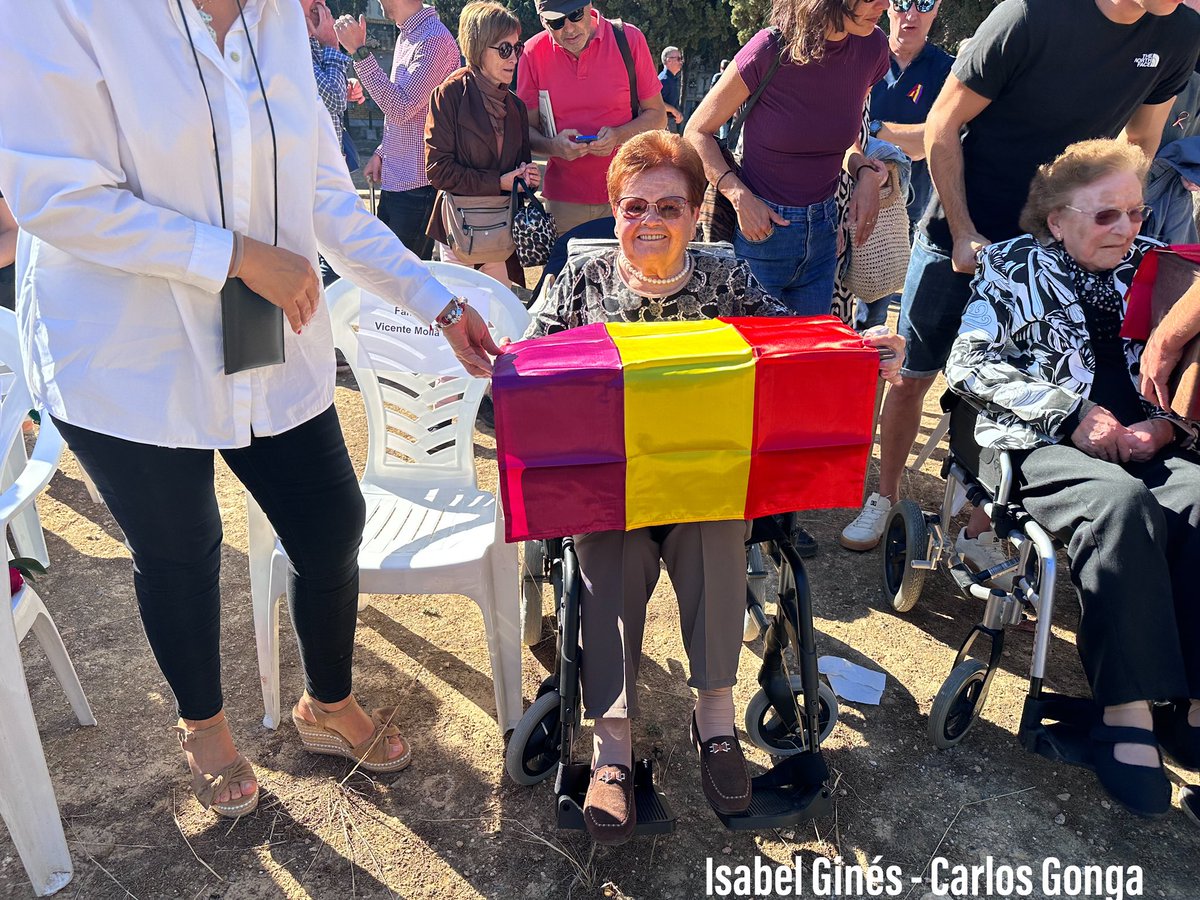 isabelgines's tweet photo. Estas hijas recuperan a sus padres
Mujeres luchadoras recuperando a su ser amado 
Hoy ha sido un día emocionante https://t.co/vxFli1T3y7