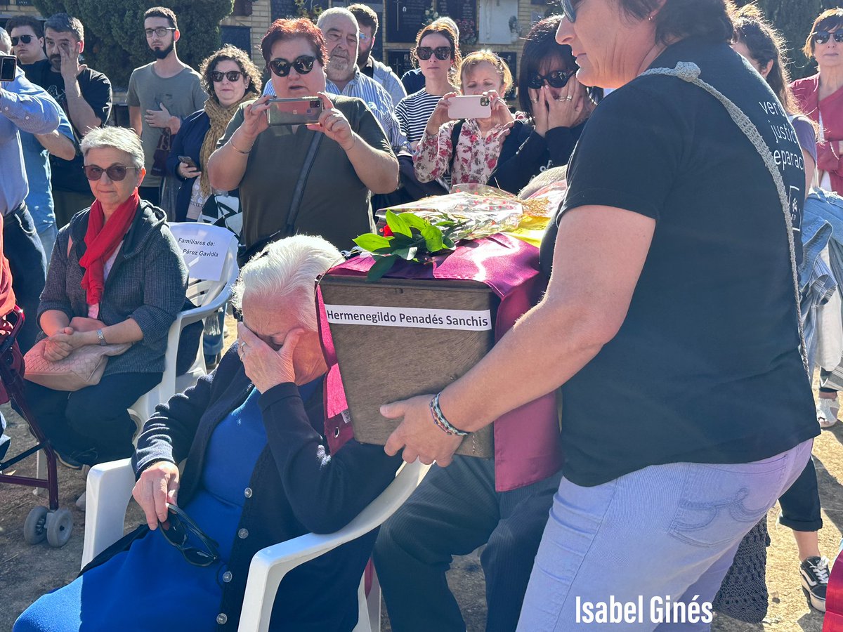 isabelgines's tweet photo. Estas hijas recuperan a sus padres
Mujeres luchadoras recuperando a su ser amado 
Hoy ha sido un día emocionante https://t.co/vxFli1T3y7