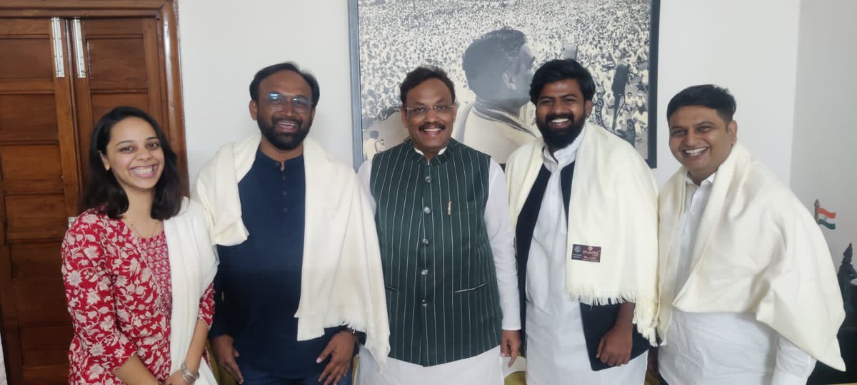 TawdeVinod's tweet photo. ६८ व्या राष्ट्रीय चित्रपट पुरस्कारांमध्ये ‘कुंकुमार्चन’ या लघुपटाला 'नॉन फीचर फिल्म' या श्रेणीत सर्वोत्कृष्ट सिनेमाचे पारितोषिक मिळाले. या चित्रपटाचे निर्माते पुष्कर तांबोळी, प्रणित मेढे, दिग्दर्शक अभिजीत दळवी व बिल्वा दळवी यांनी आज दिल्लीतील निवासस्थानी सदिच्छा भेट घेतली. https://t.co/C9qQiOytnE