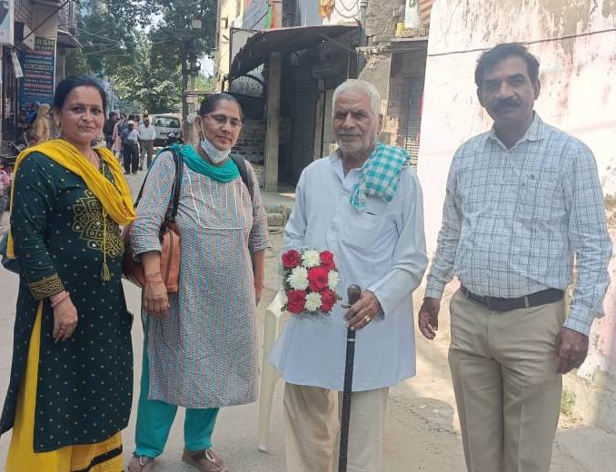 Celebrating 1st October : International Day for Older Persons in AC-10 Assembly Sultanpur Majra
#ECIRespects 
#InternationalDayOfTheOlderPersons  #experience #democracy #chalovoterbanehum 
#novotertobeleftbehind 
@ceodelhioffice @ecisveep 
@spokespersonECI