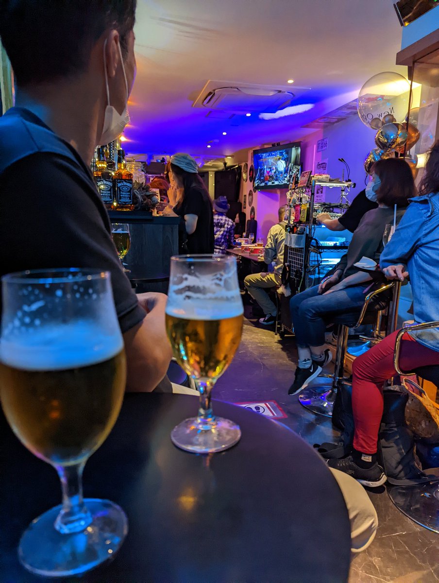 miyang_music's tweet photo. 娘の運動会か〜ら〜の〜
子供達→ばぁばん家で打上げw
夫婦→仲間のライブバー1周年🍺
やっぱ酒と音は生がイイ✨
ほんでここのPAの腕がイイのよ✨
この箱でようこの音出せる💕
音の中に居れて泣きそう
#住ノ江
#Rockability https://t.co/NNf4KreoNA