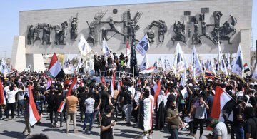 __B4U_'s tweet photo. عيناك يا بغداد أغنية 
يغنى الوجود بها و يختصرُ
لم يذكر الأحرار في وطن 
إلا وأهلوك العلى ذكروا
#مليونية_عراقية 
#تشرين_العظيمة 
#ساحة_التحرير https://t.co/0gIUzcKoEk