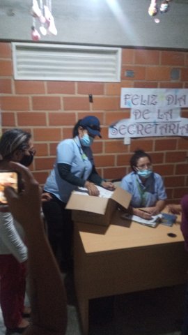 mariatabg's tweet photo. Recibiendo los bombillos por parte de Corpoelec en la UENB Hugo Rafael Chávez Frías Mariche Estado Miranda @rosabecerra3 @_NancyOrtuno_ @MPPEDUCACION @DeoletizisMaria https://t.co/x7ck29RYLu