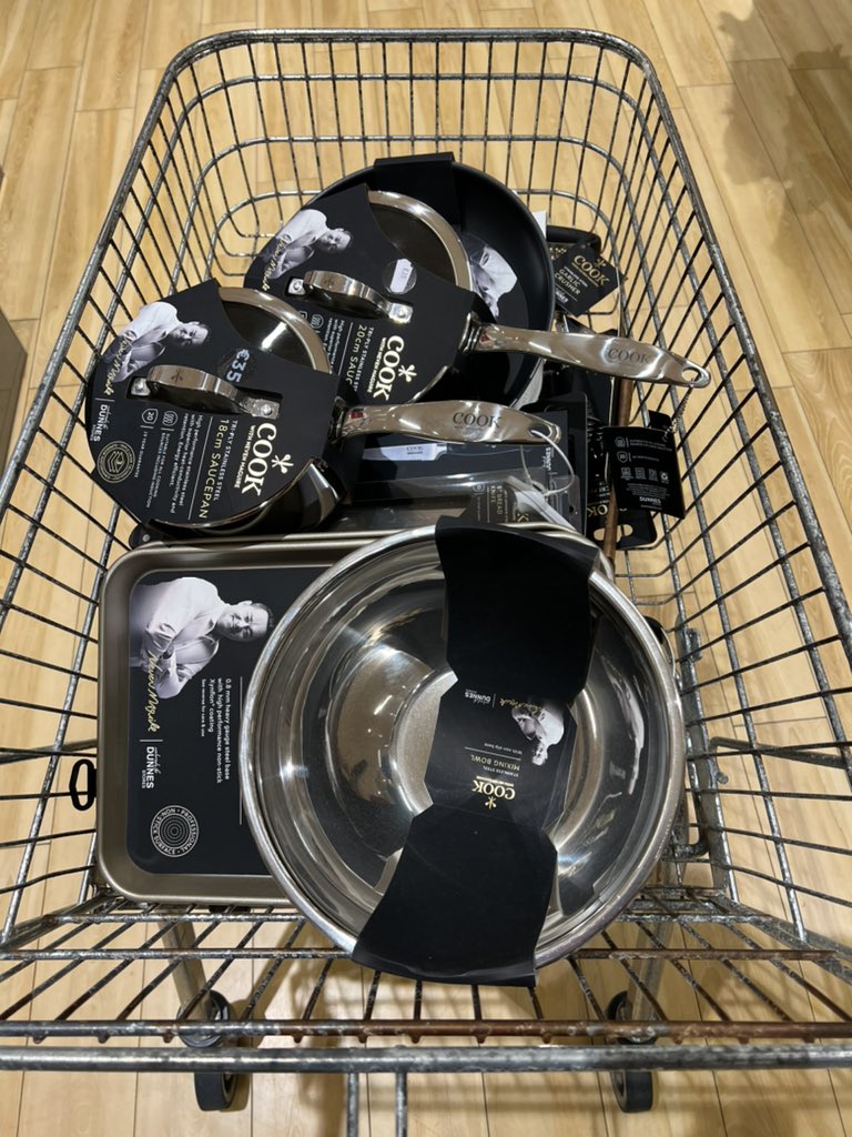 markdaly10's tweet photo. . @nevenmaguire helping me eat in new house. Now just to learn how to use them 😂 https://t.co/2cFugchQ6f
