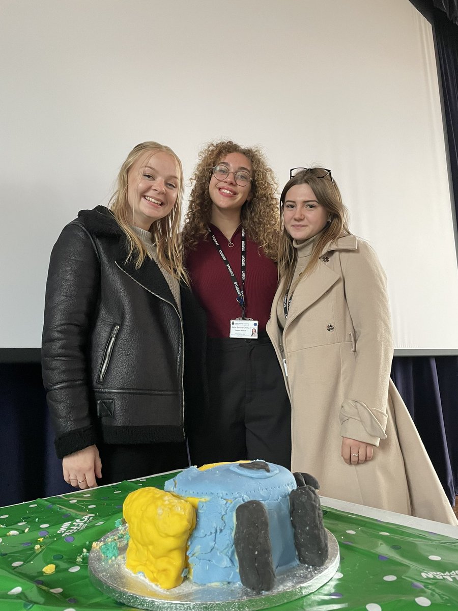 emilynicholas_'s tweet photo. Our Showstopper winners!! The best looking and tasting Showstopping Cake! Well done girls 👏🏼🎉 #MacmillanCoffeeMorning #rbafamily @RBAcad https://t.co/NZEDsPtwIE