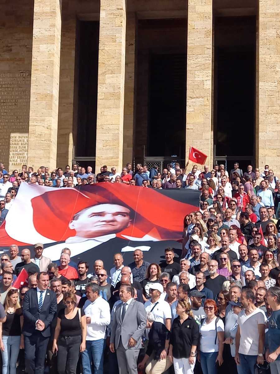 aynuryilmaz70's tweet photo. Anıtkabir diye yazılır, bir Ülke diye okunur... 
Anıtkabir'de fikirler ölmez..!
Itibarimizi yerle bir ettiler Atam, onu geri almaya geldik #buyukYuruyus #ogretmenlersahada https://t.co/uMynoKigRp