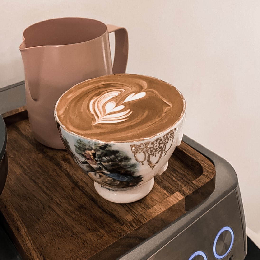 FL__1997's tweet image. “سَيُصِيبَك الحُبّ حَتى مع كُوب قَهوة☕️
#اليوم_العالمي_للقهوة