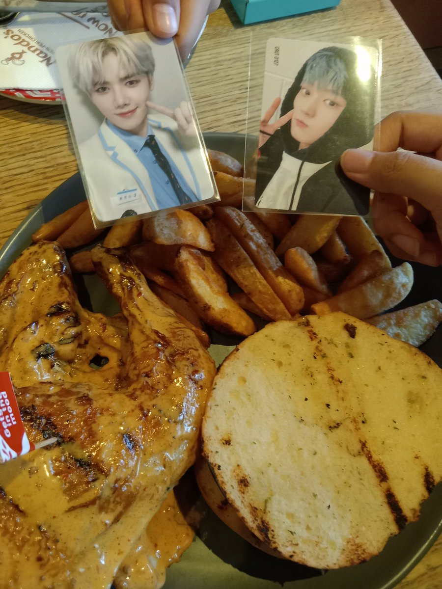 baejuniverse's tweet photo. a date with @minheewho 
#FALLinMINHEE 💙 https://t.co/t8pMV6M5lC