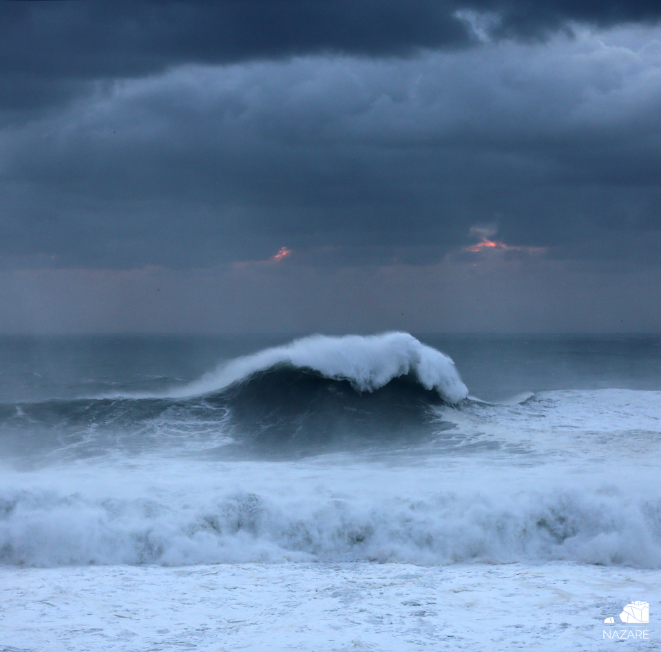 Ondas em dias de tempestade
 findoutnazare.pt

#findoutnazare #nazare #visitnazare #lovenazare
#nazareportugal
#chegouotempo
