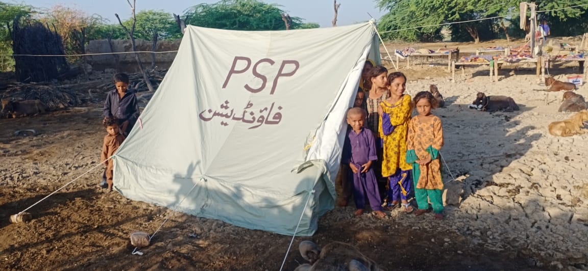 AzeemAhmedMemon's tweet photo. پی ایس پی فاونڈیشن کی جانب سے سندھ کے مختلف اضلاع  میں سیلاب متاثرین میں ٹینٹ تقسیم کا کام جاری ہے،

#sindhfloods #PSPFoundation  #MustafaKamal https://t.co/eaL5IUjYSV