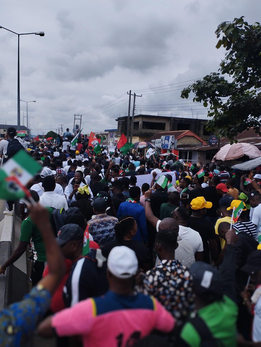 UdemeOkono's tweet image. Everybody do rally, e reach #AkwaIbomTwitter own, them turn am to carnival.
Peep the costumes in frame 1.

Love to see #obidientmovement #ObidientUyo #ObidientLagosRally